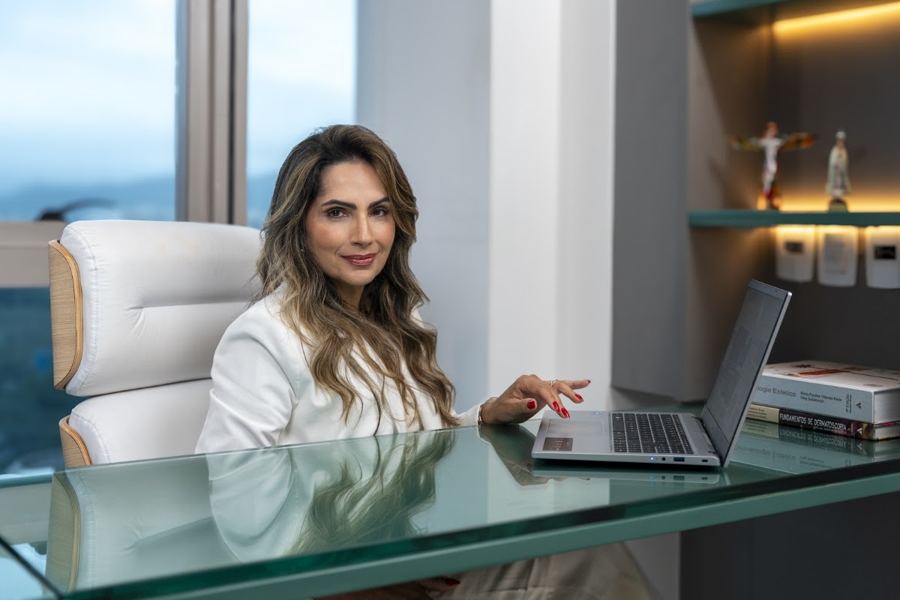 Dra. Karla Reis em seu consultório